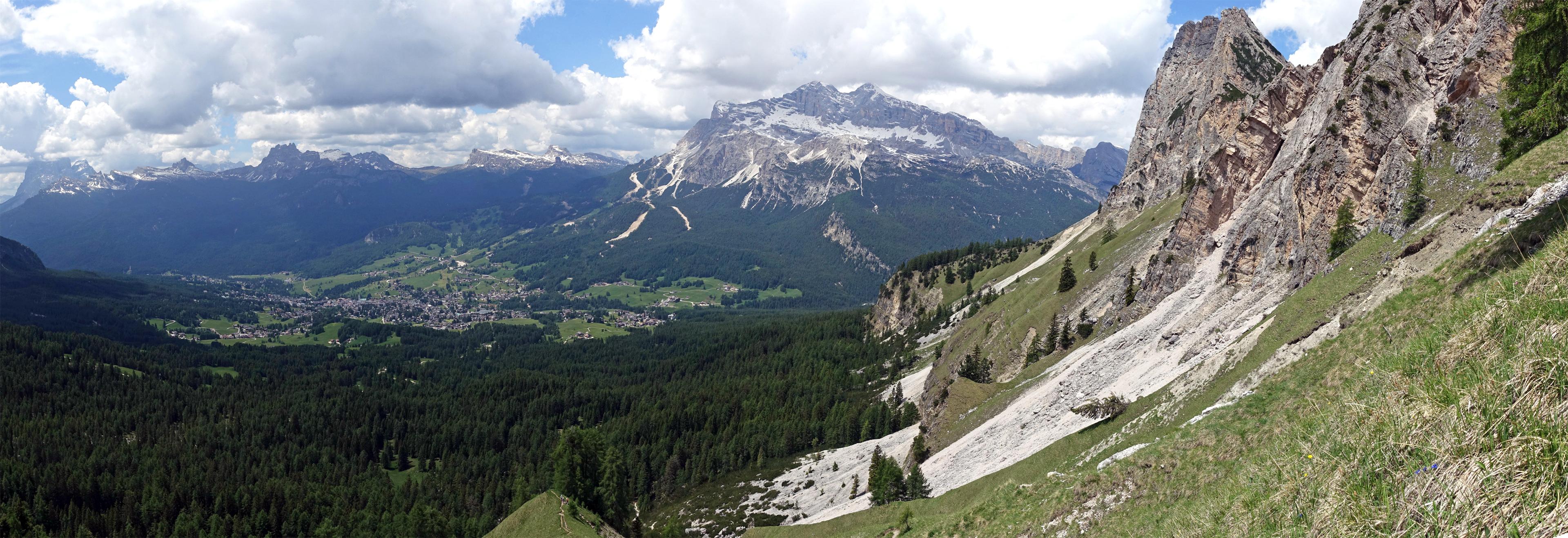 Cortina d'Ampezzo con le Tofane sullo sfondo